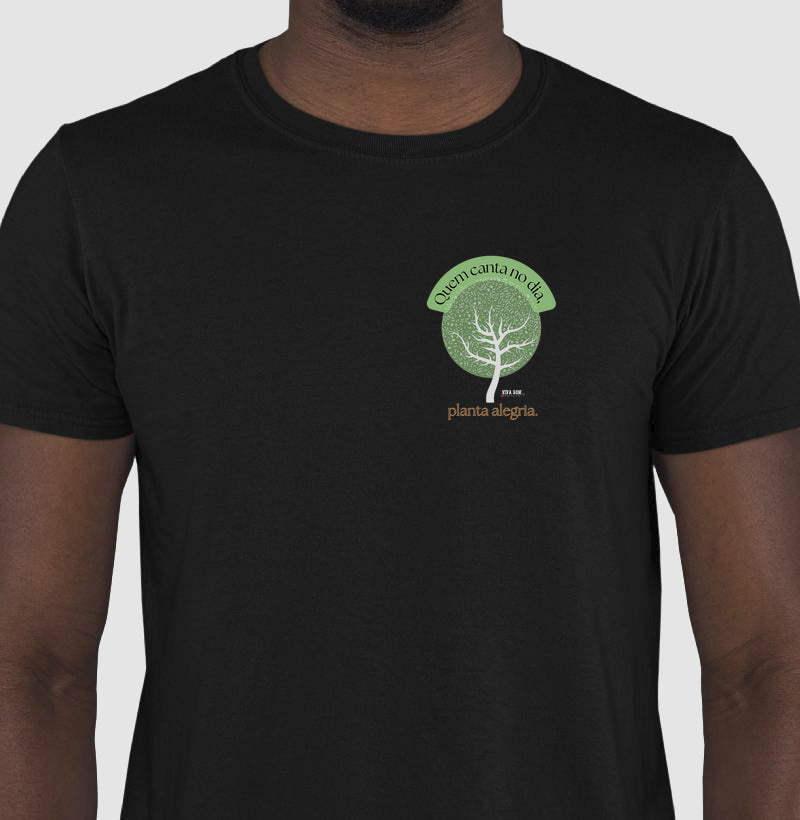 Árvore da Alegria “Quem Canta no Dia, Planta Alegria” - Camiseta Confort Feminina / Masculina (100% Algodão) 497146
