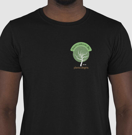 Árvore da Alegria “Quem Canta no Dia, Planta Alegria” - Camiseta Confort Feminina / Masculina (100% Algodão) 497146
