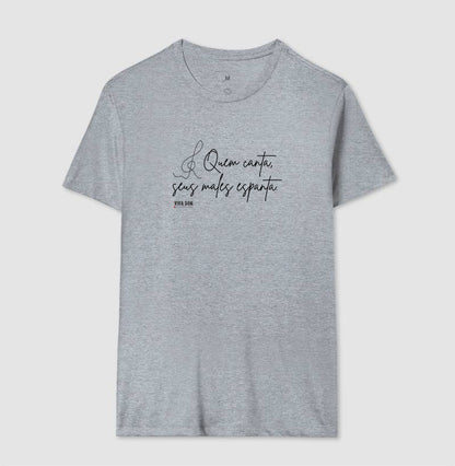 Caligrafia Leve “Quem Canta, Seus Males Espanta” - Camiseta Confort Feminina / Masculina (100% Algodão) 497146