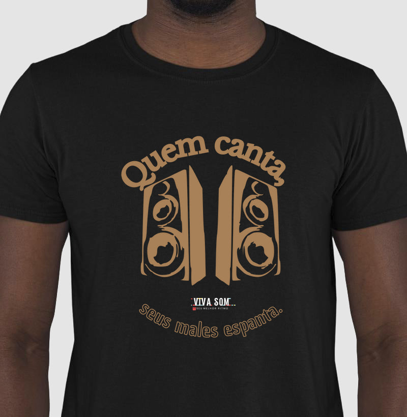 Caixas de Som “Quem Canta, Seus Males Espanta” - Camiseta Confort Feminina / Masculina (100% Algodão) 497146