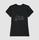 Caligrafia Leve “Quem Canta, Seus Males Espanta” - Camiseta Confort Feminina / Masculina (100% Algodão) 497146