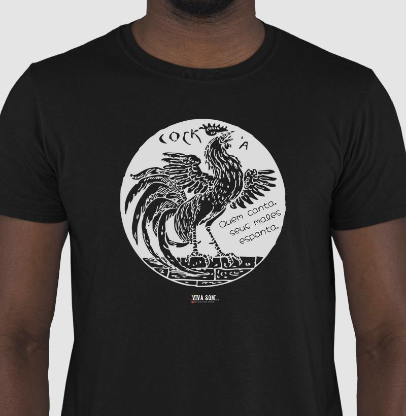 Galo Cantor “Quem Canta, Seus Males Espanta - Camiseta Confort Masculina / Feminina (100% Algodão) 497146