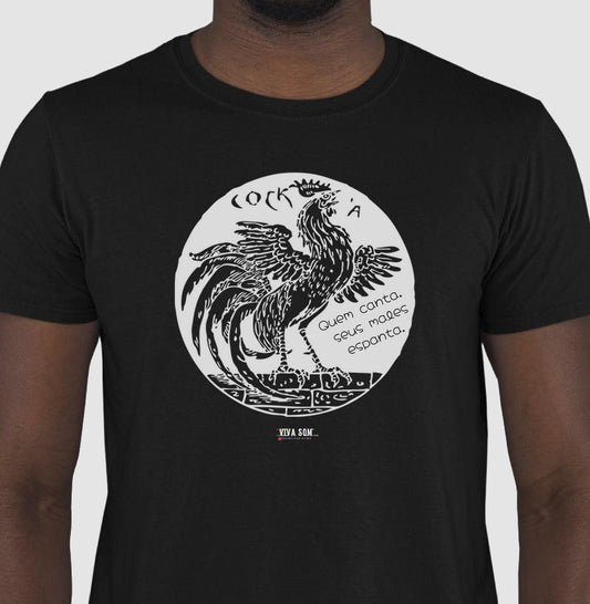 Galo Cantor “Quem Canta, Seus Males Espanta - Camiseta Confort Masculina / Feminina (100% Algodão) 497146