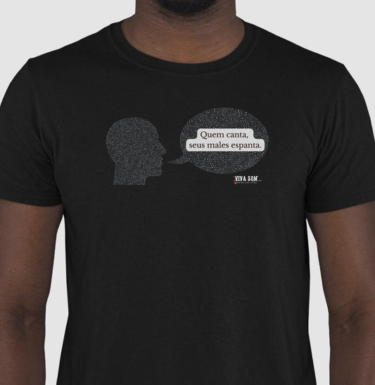 Voz e Leveza “Quem Canta, Seus Males Espanta - Camiseta Confort Feminina / Masculina (100% Algodão) 497146