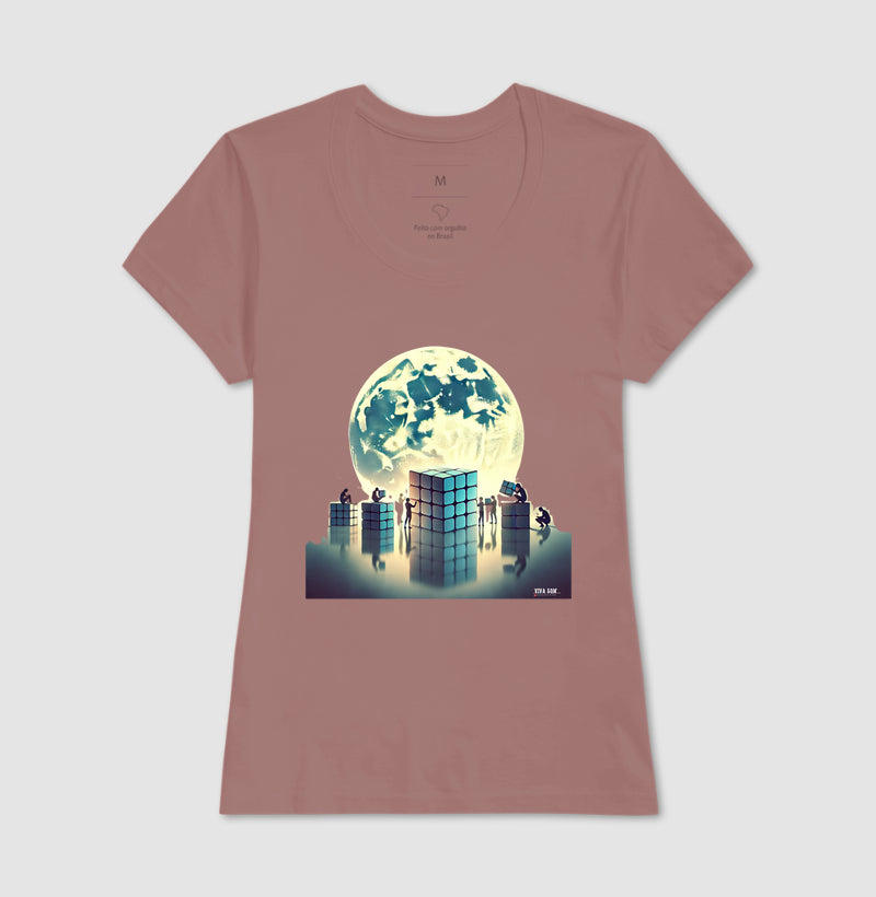 A LUA E O CUBO - Camiseta Confort Masculina e Feminina