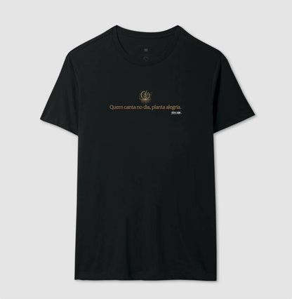 Notas Douradas “Quem Canta no Dia, Planta Alegria” - Camiseta Confort Feminina / Masculina (100% Algodão) 497146