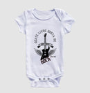 Gente livre gosta de Rock” — com a guitarra - Camiseta Confort (100% Algodão) Clássica e Baby Look 497146