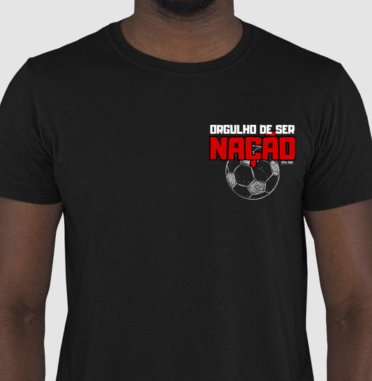 Futebol - Orgulho de ser nação (lateral superior) - Camiseta Masculina(clássica) e Feminina (baby look)