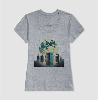 A LUA E O CUBO - Camiseta Confort Masculina e Feminina