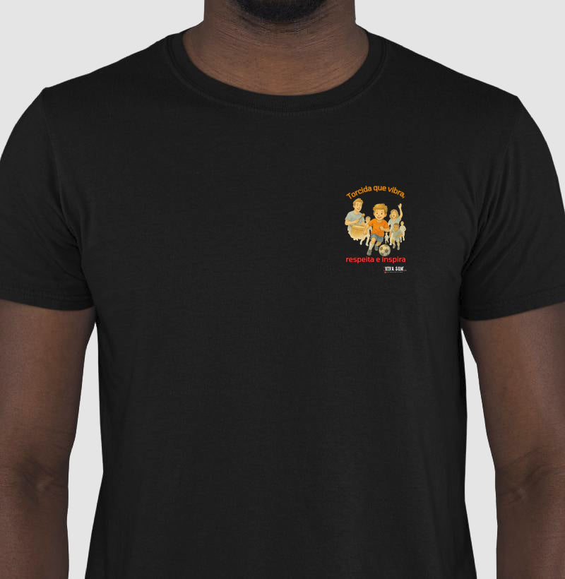 Futebol - Torcida que vibra, respeita e inspira (lateral superior)  - Camiseta Masculina(clássica) Feminina (baby look)