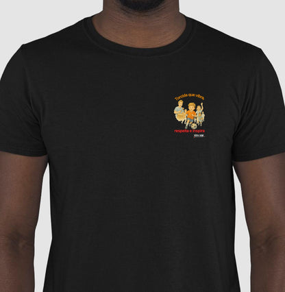 Futebol - Torcida que vibra, respeita e inspira (lateral superior)  - Camiseta Masculina(clássica) Feminina (baby look)