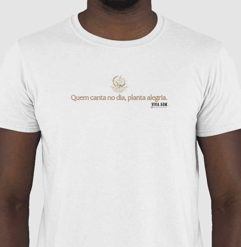 Notas Douradas “Quem Canta no Dia, Planta Alegria” - Camiseta Confort Feminina / Masculina (100% Algodão) 497146