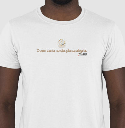 Notas Douradas “Quem Canta no Dia, Planta Alegria” - Camiseta Confort Feminina / Masculina (100% Algodão) 497146