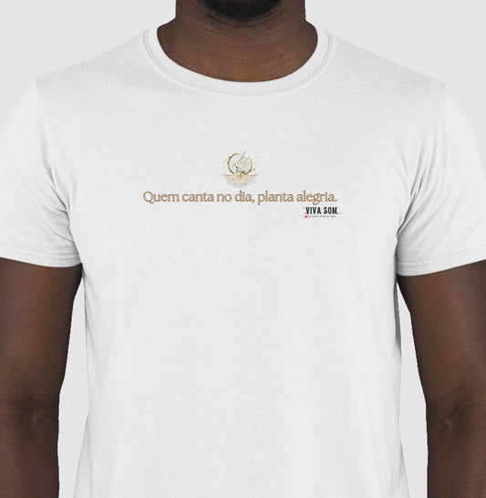 Notas Douradas “Quem Canta no Dia, Planta Alegria” - Camiseta Confort Feminina / Masculina (100% Algodão) 497146