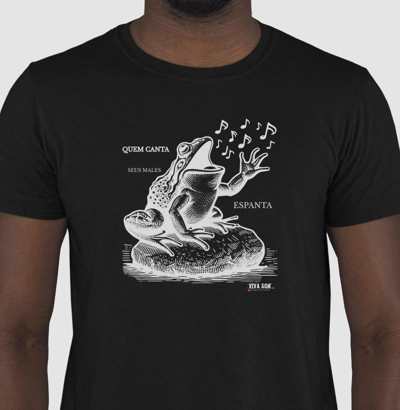 Sapo Cantor “Quem Canta, Seus Males Espanta - Camiseta Confort Feminina / Masculina (100% Algodão) 497146