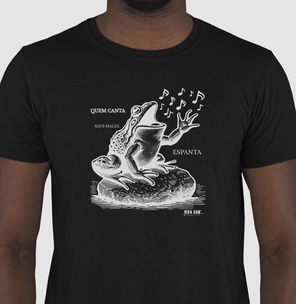 Sapo Cantor “Quem Canta, Seus Males Espanta - Camiseta Confort Feminina / Masculina (100% Algodão) 497146