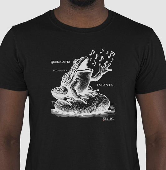 Sapo Cantor “Quem Canta, Seus Males Espanta - Camiseta Confort Feminina / Masculina (100% Algodão) 497146