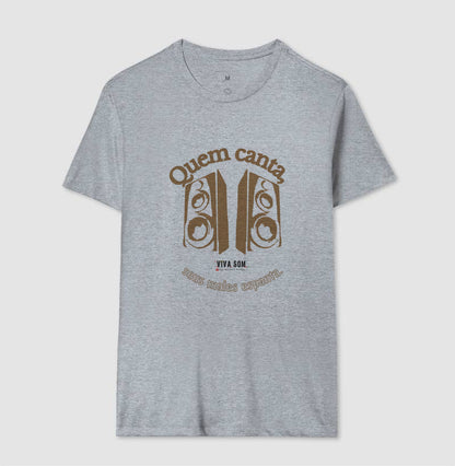 Caixas de Som “Quem Canta, Seus Males Espanta” - Camiseta Confort Feminina / Masculina (100% Algodão) 497146