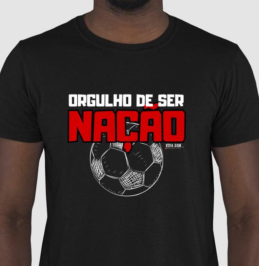 Futebol - Orgulho de ser nação (central) - Camiseta Masculina(clássica) e Feminina (baby look)
