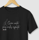 Caligrafia Leve “Quem Canta, Seus Males Espanta” - Camiseta Confort Feminina / Masculina (100% Algodão) 497146