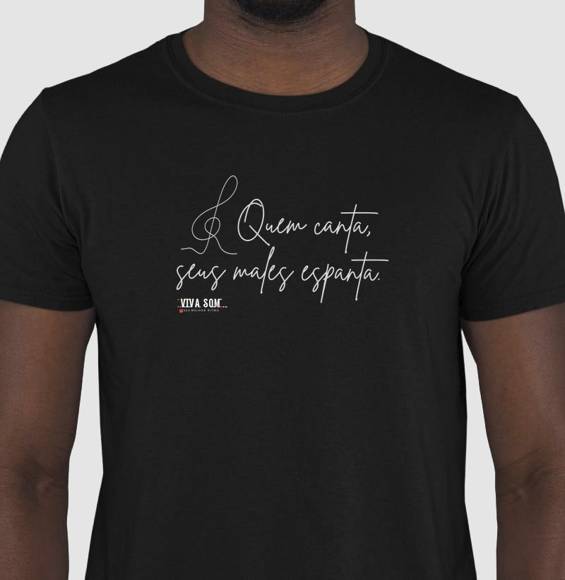 Caligrafia Leve “Quem Canta, Seus Males Espanta” - Camiseta Confort Feminina / Masculina (100% Algodão) 497146