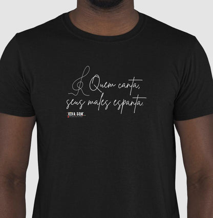 Caligrafia Leve “Quem Canta, Seus Males Espanta” - Camiseta Confort Feminina / Masculina (100% Algodão) 497146