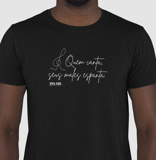 Caligrafia Leve “Quem Canta, Seus Males Espanta” - Camiseta Confort Feminina / Masculina (100% Algodão) 497146