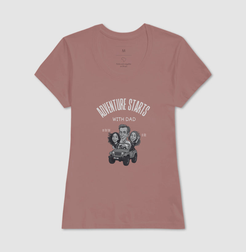 Pai aventureiro no Jeep - Camiseta Masculina (clássica) e Feminina (baby look) - Confort