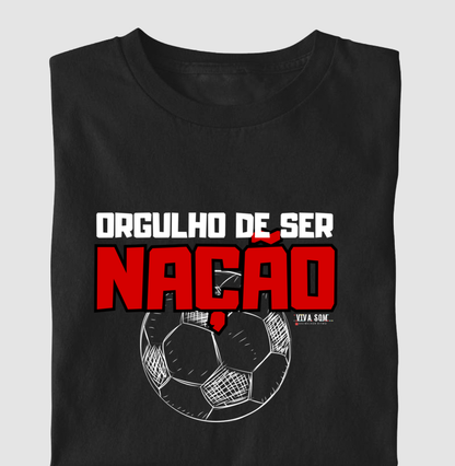 Futebol - Orgulho de ser nação (central) - Camiseta Masculina(clássica) e Feminina (baby look)